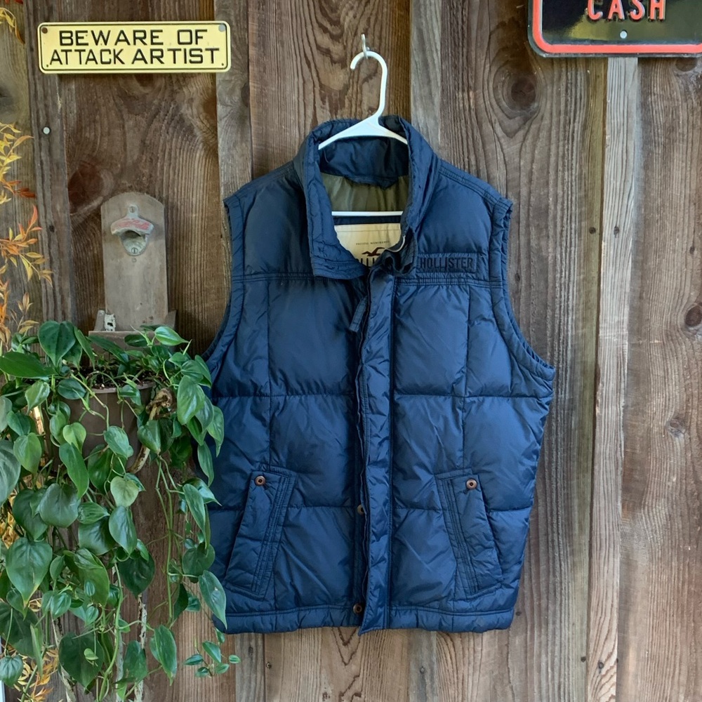 Hollister Men’s Navy Puffer Vest